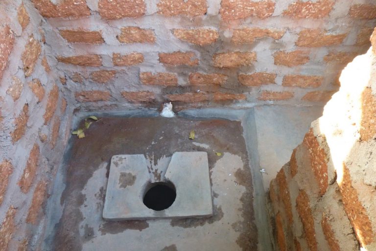 Latrines Association caritative A Petits Pas